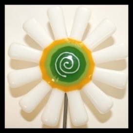 White and Green Daisy Garden Stake